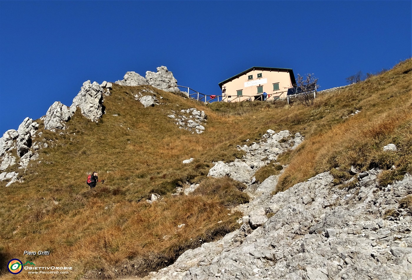 40 Ultimo ripido strappo per il Rif. Rosalba (1730 m).JPG